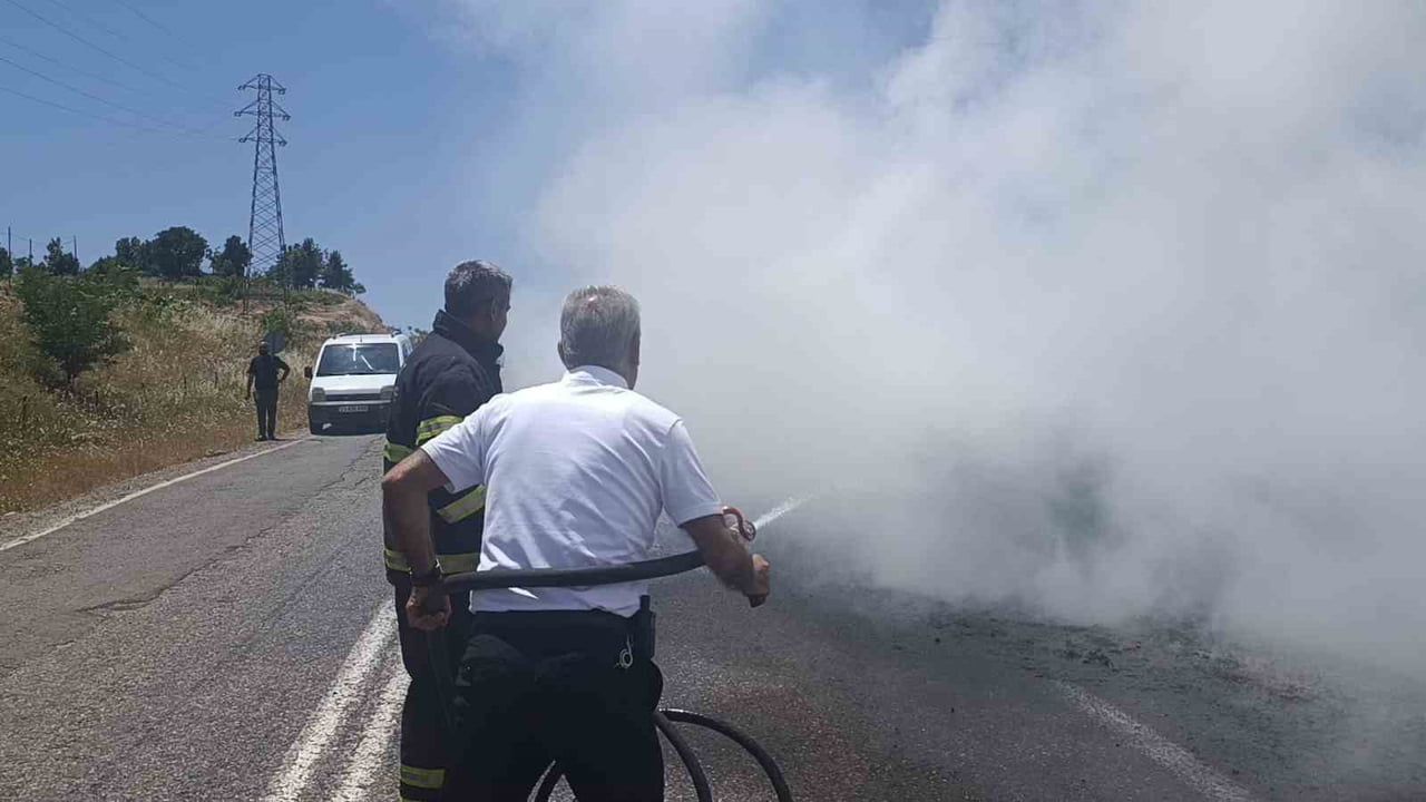Siirt'te seyir halindeki otomobil alev aldı