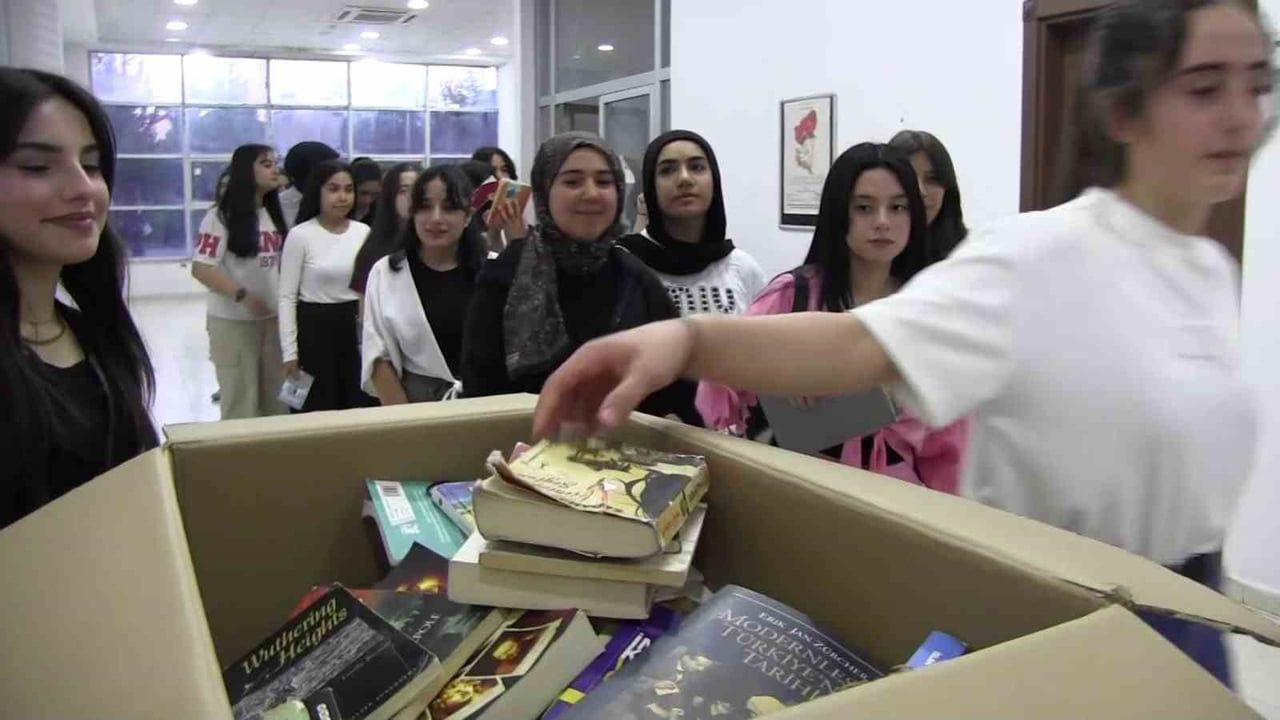 Siirt’te tiyatro bilet yerine kitapla izlendi