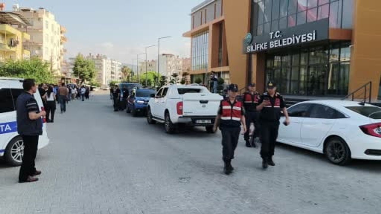 Silifke belediyesine operasyon: başkan dahil çok sayıda isim gözaltında