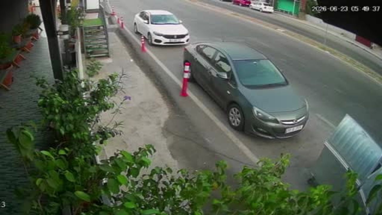 Silifke'de kontrolden çıkan kamyon park halindeki 4 araca ve bir motosiklete çarptı
