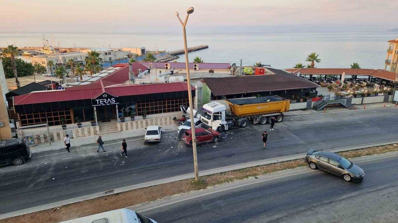 Silifke'de kontrolden çıkan kamyon park halindeki araçlara çarptı