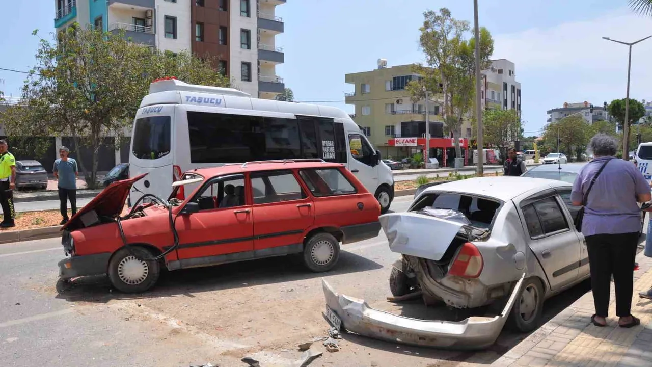 Silifke'de zincirleme trafik kazası: 1 yaralı, 3 araçta hasar