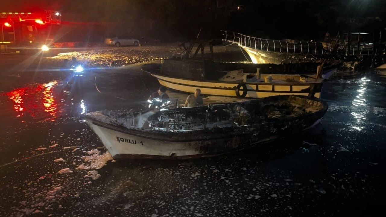 Silifke Narlıkuyu'da teknede yangın: 6 tekne kullanılamaz hale geldi