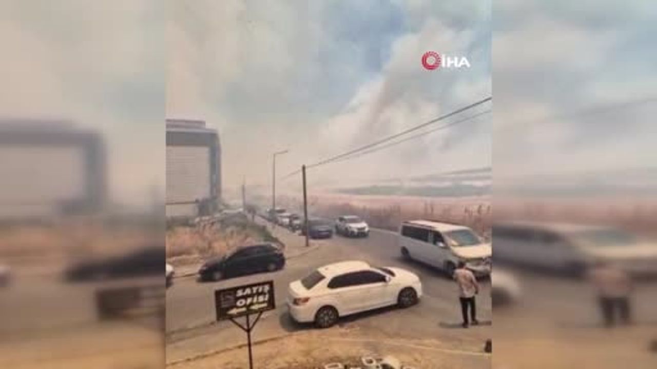 Silivri'de rüzgarla büyüyen tarlada yangın, alevleri kontrol altına alma çalışmaları sürüyor