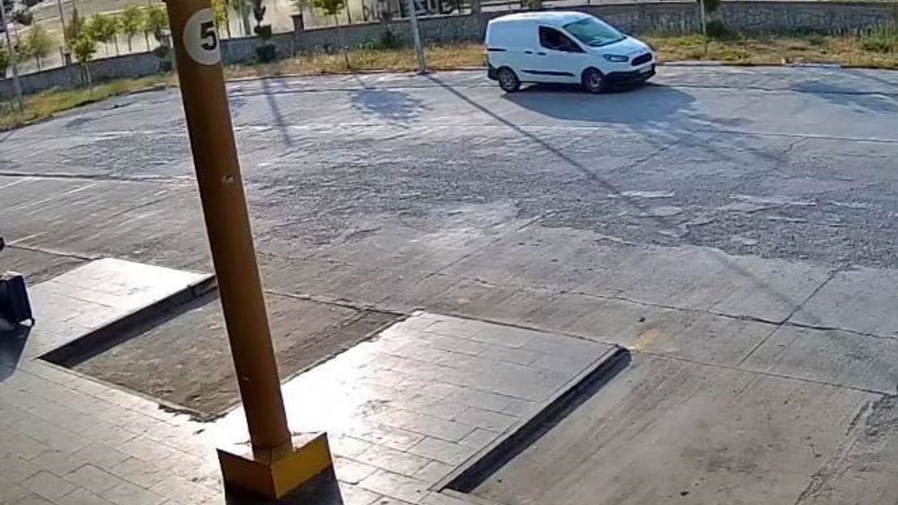 Silvan'da direksiyon hakimiyetini kaybeden sürücünün takla attığı kaza: 3 yaralı