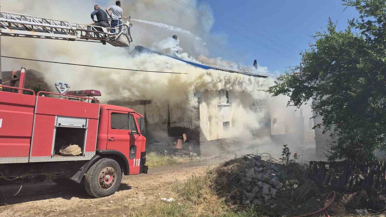 Simav Aksaz Köyü'nde sabah yangını: Ahşap ev kullanılamaz hale geldi