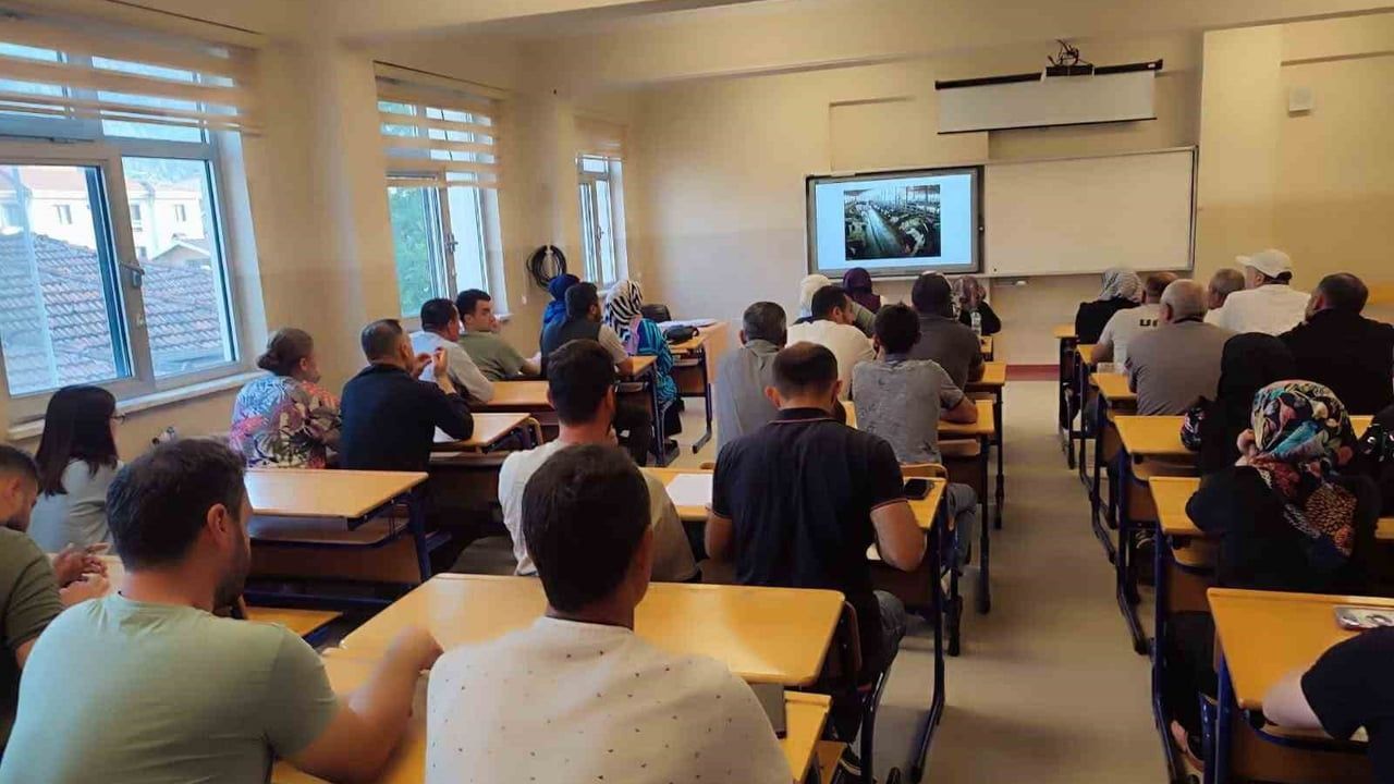 Simav'da 80 Saatlik Süt Sığırı Yetiştiricisi Kursu 76 Kursiyerle Sürüyor
