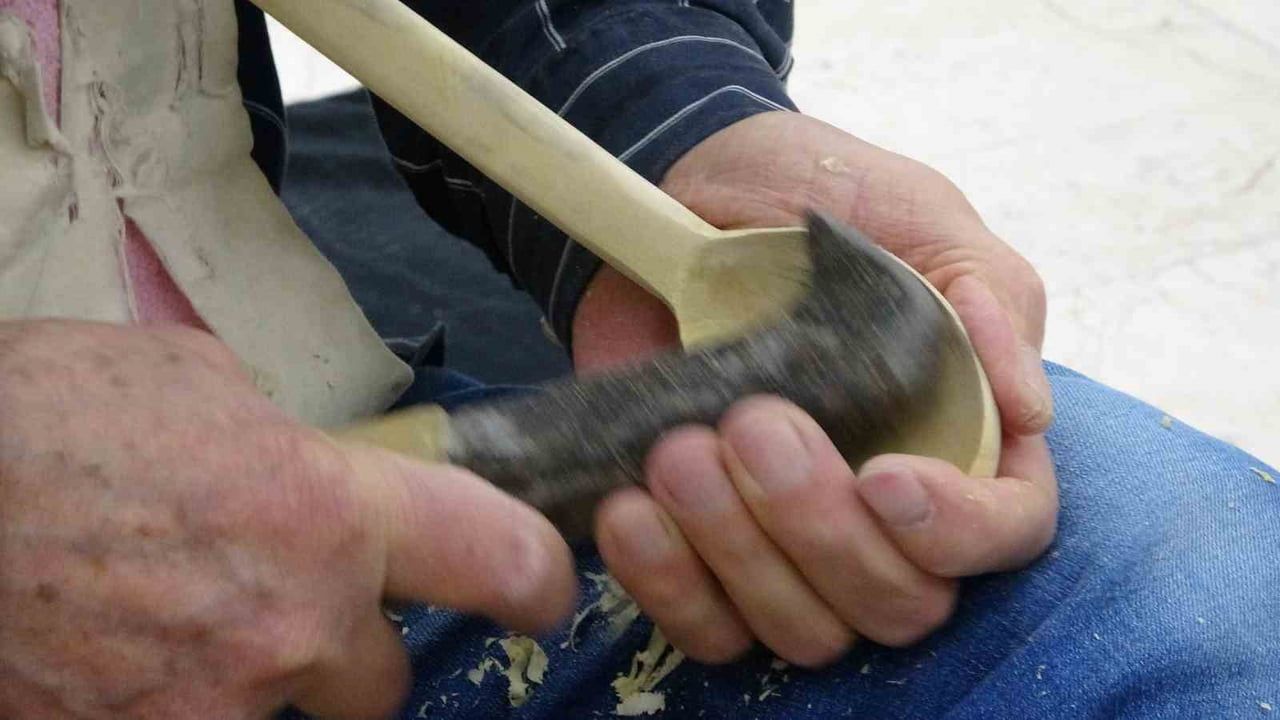 Şimşirden tahta kaşık yapan usta Macit Yayla 55 yıldır mesleğini sürdürüyor