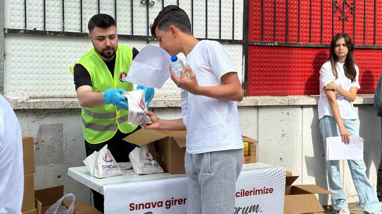 Sincan Belediyesi'nden LGS öncesi simit ve meyve suyu ikramı