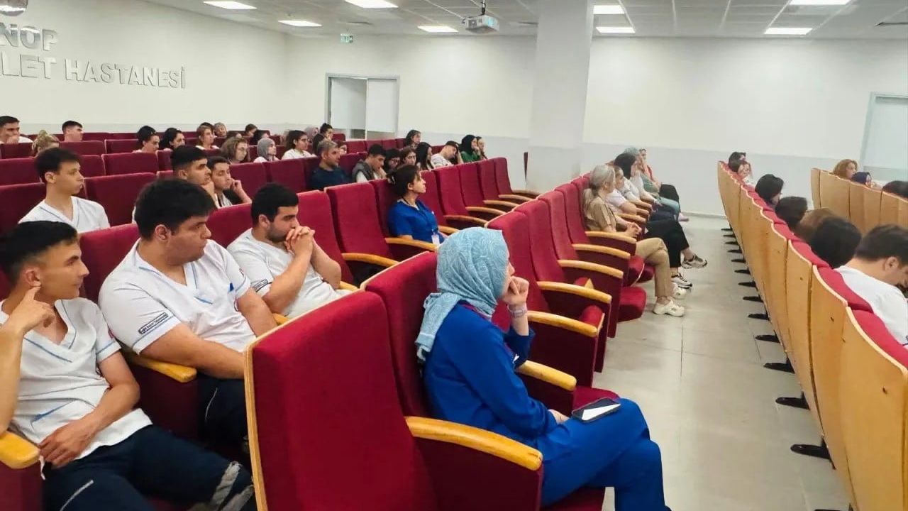 Sinop Atatürk Devlet Hastanesi'nde 'Sağlıklı Hayat Saatleri' kapsamında sınav kaygısı eğitimi