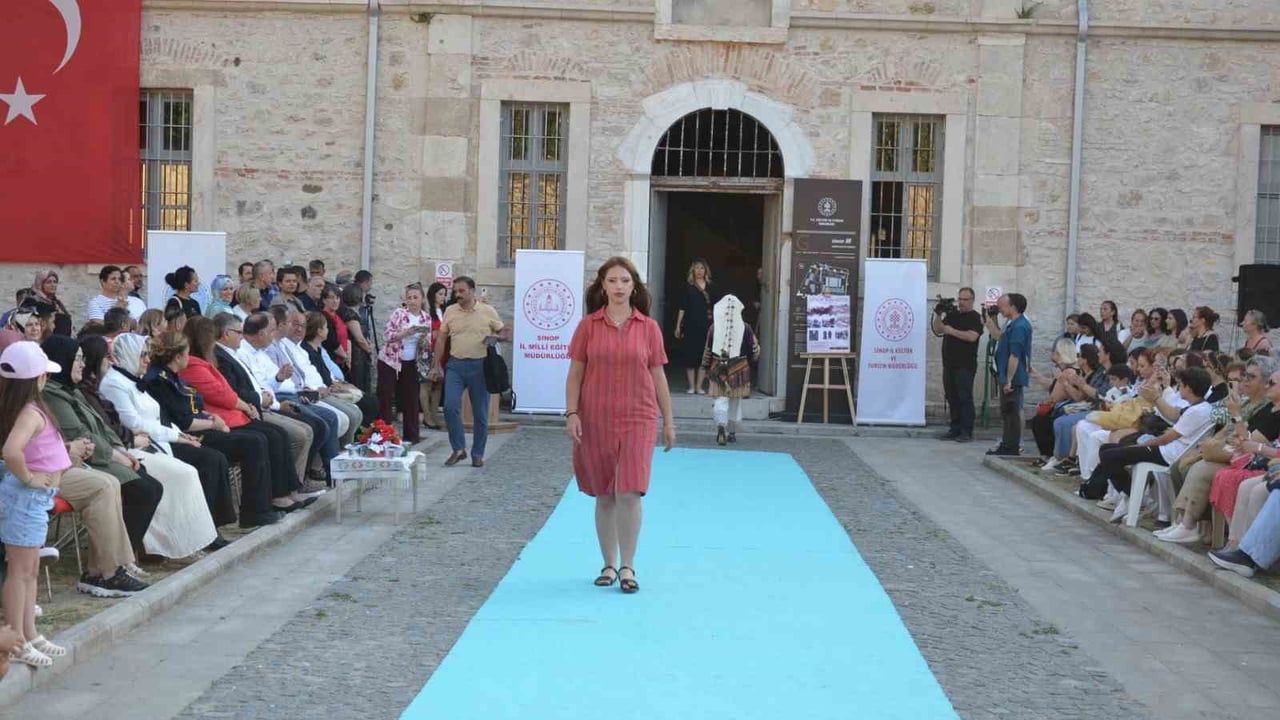Sinop Kırmızısı defilesi tarihi cezaevi bahçesinde ilgi gördü