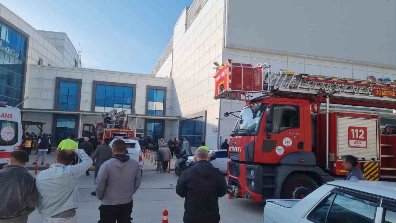 Sinop'ta Atatürk Devlet Hastanesi poliklinikte kablo yangını söndürüldü