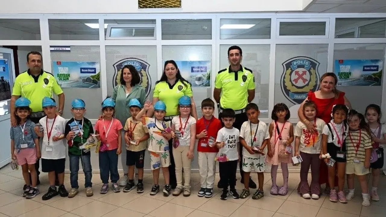 Sinop'ta Gelincik Anaokulu öğrencilerine trafik eğitimi ve polislik tanıtımı