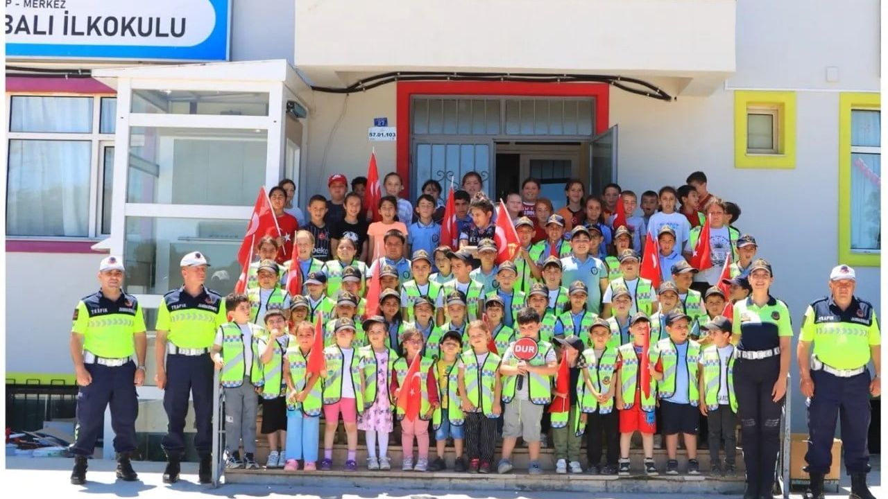 Sinop'ta jandarmadan miniklere uygulamalı trafik eğitimi