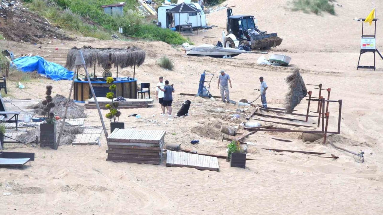 Sinop'ta Kumkapı Sahili'ndeki kaçak kulübelerin yıkımına başlandı