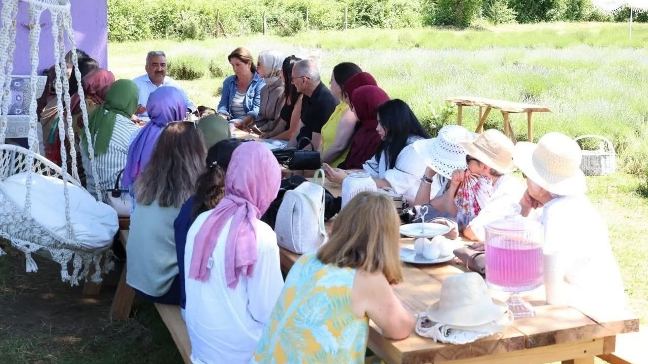 Sinop'ta lavanta bahçesinde bilimsel söyleşi