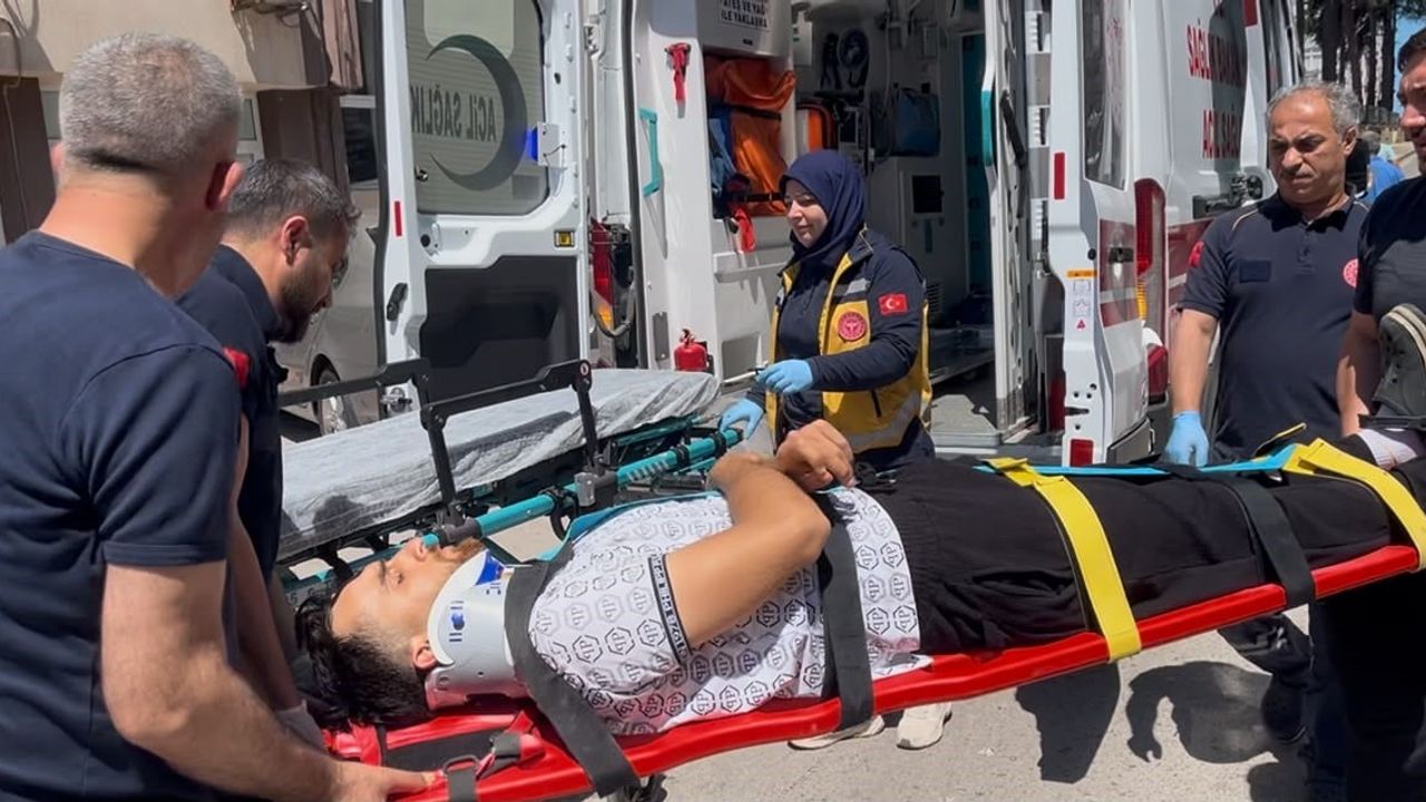 Sinop'ta motosiklet, aniden açılan otomobil kapısına çarptı: Sürücü hafif yaralandı