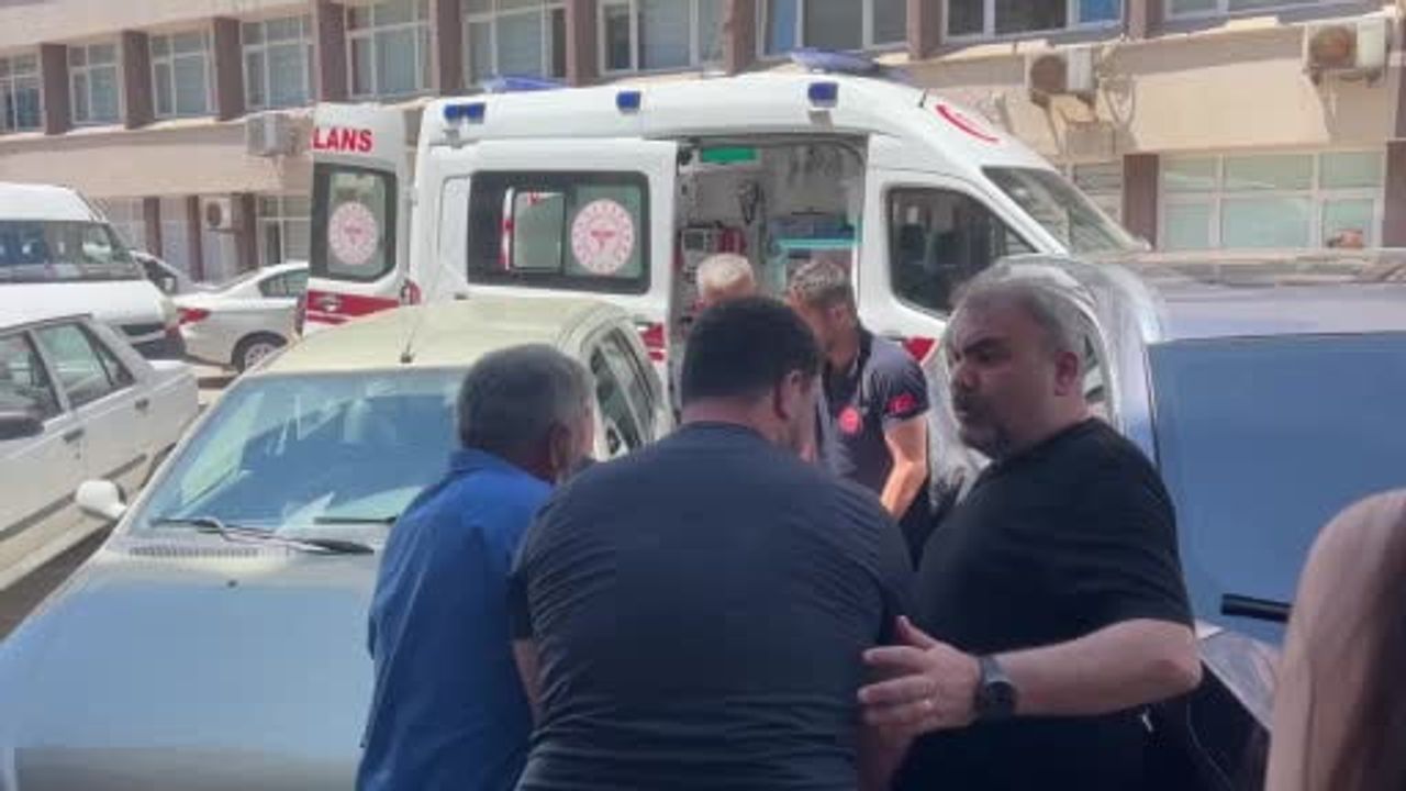 Sinop'ta motosiklet sürücüsü yolcunun açtığı kapıya çarparak hafif yaralandı