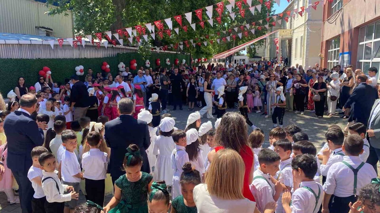 Sinop'ta öğrenciler karne sevinci yaşadı