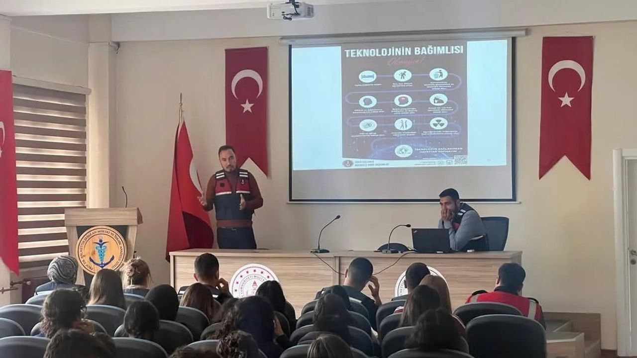 Sinop’ta öğrencilere 'Dijital Bağımlılık ve Mobil Oyunlar' semineri verildi
