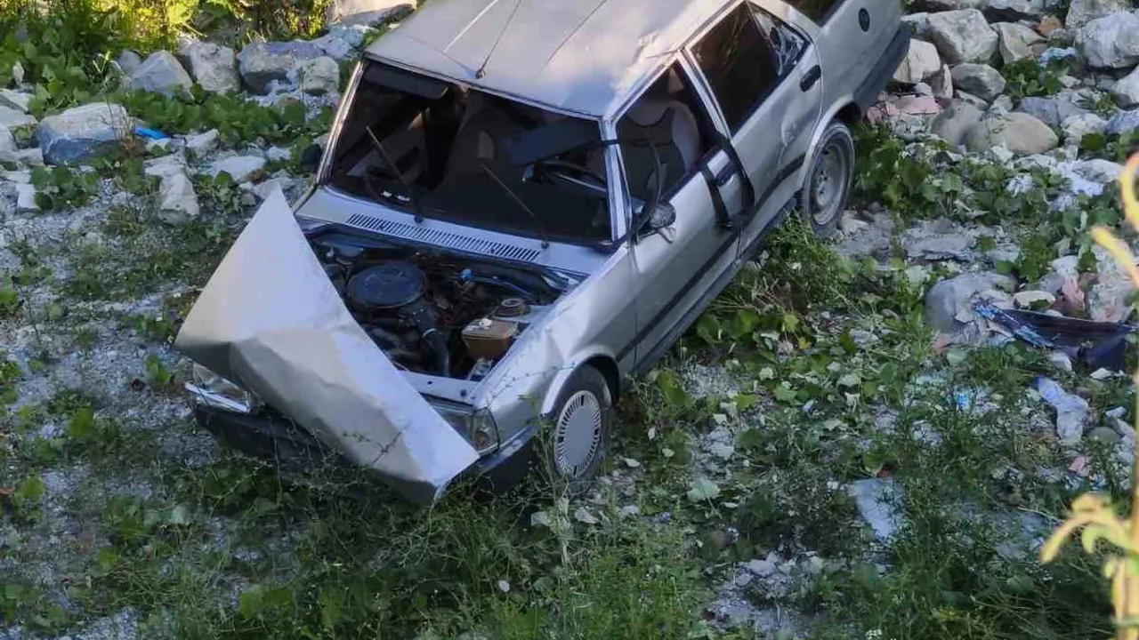 Sinop'ta otomobil şarampole devrildi: 2 yaralı
