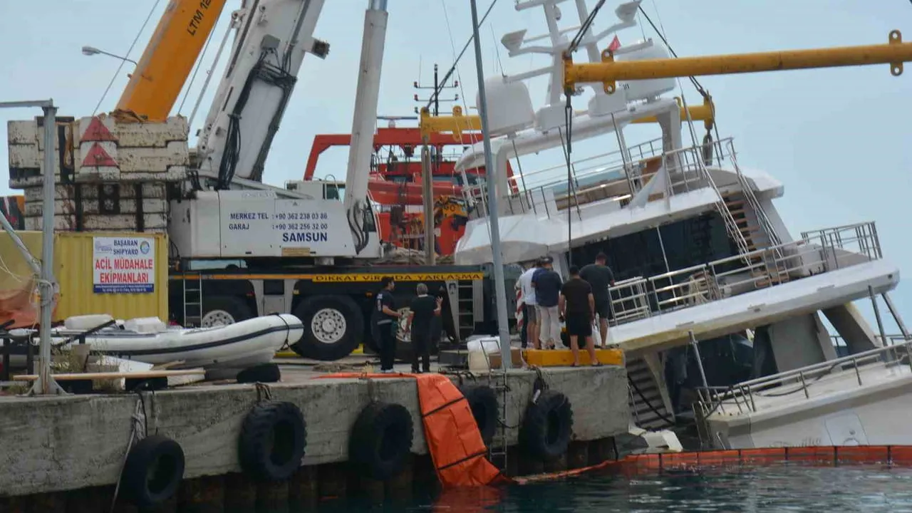 Sinop’ta yan yatan yatın duman çıkması kurtarma ekiplerini harekete geçirdi