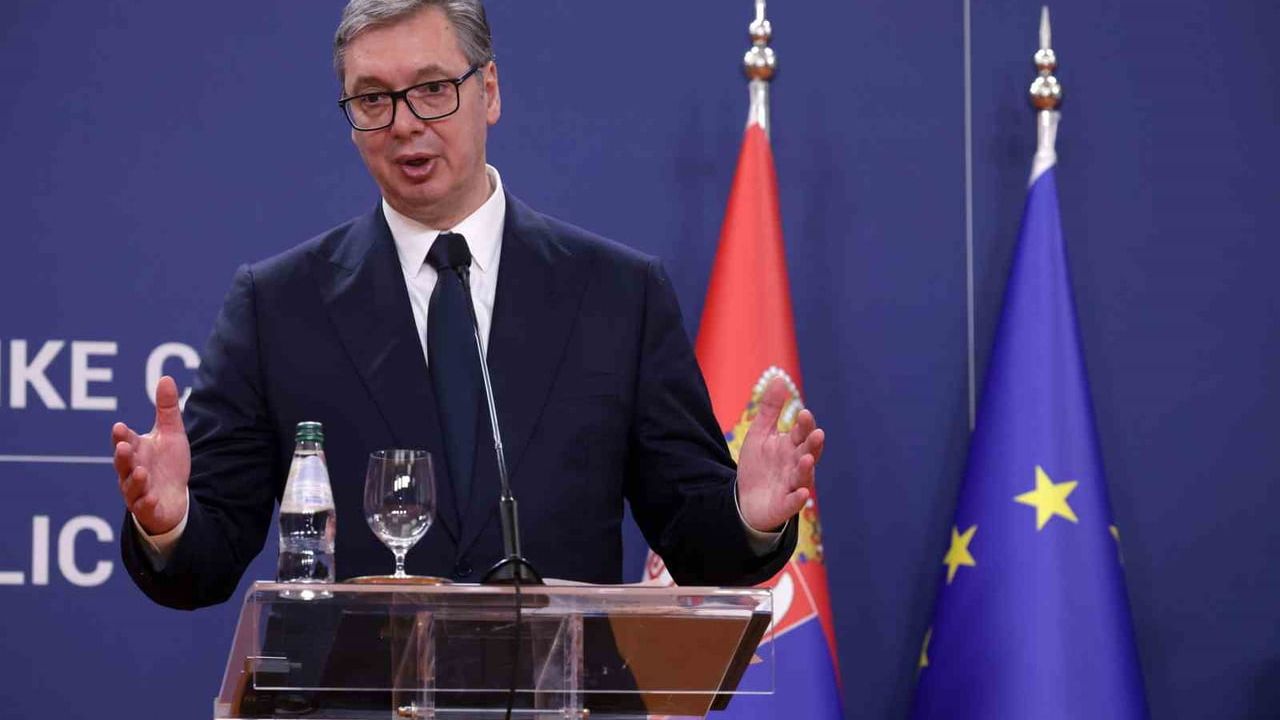 Sırbistan Cumhurbaşkanı Aleksandar Vucic: İstifa ve Başbakanlığa Adaylık Planı