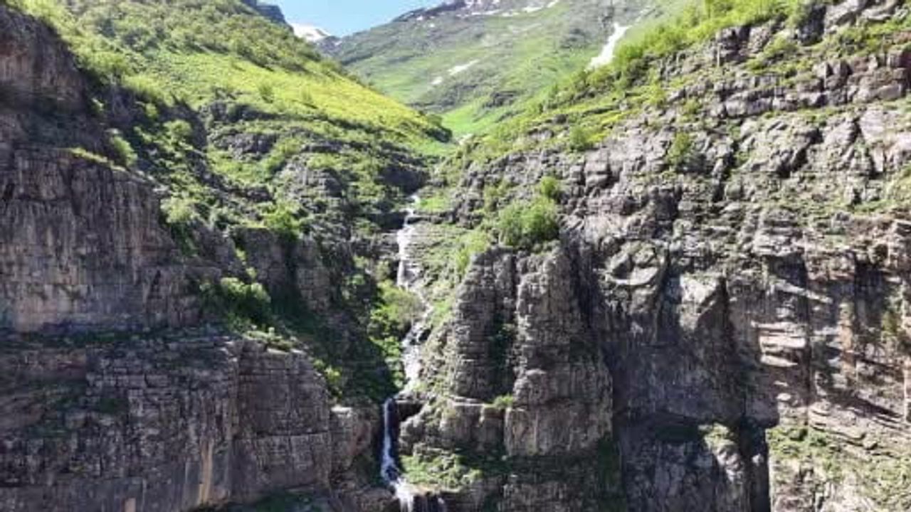 Şırnak'ın Beytüşşebap ilçesinde eriyen kar suları 50 metrelik şelale oluşturdu
