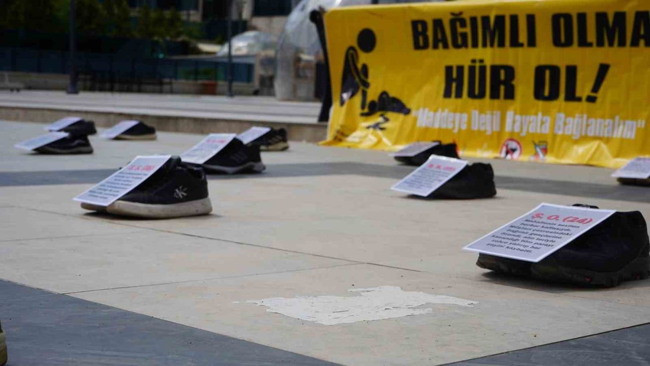 Şırnak'ta 'Bağımlı Olma, Hür Ol' sergisi: Ayakkabılar yarım kalan hayatları anlattı