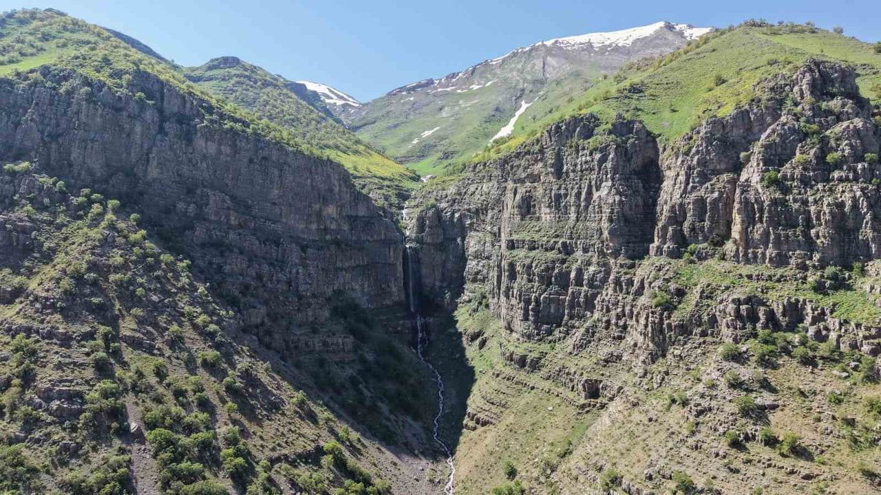 Şırnak’ta eriyen kar suları Beşağaç yakınlarında 50 metrelik şelale oluşturdu