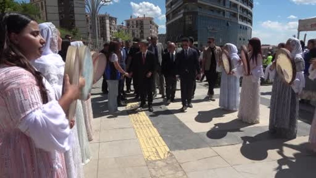 Şırnak’ta 'Hayat Boyu Öğrenme' sergisi Cumhuriyet Meydanı'nda açıldı