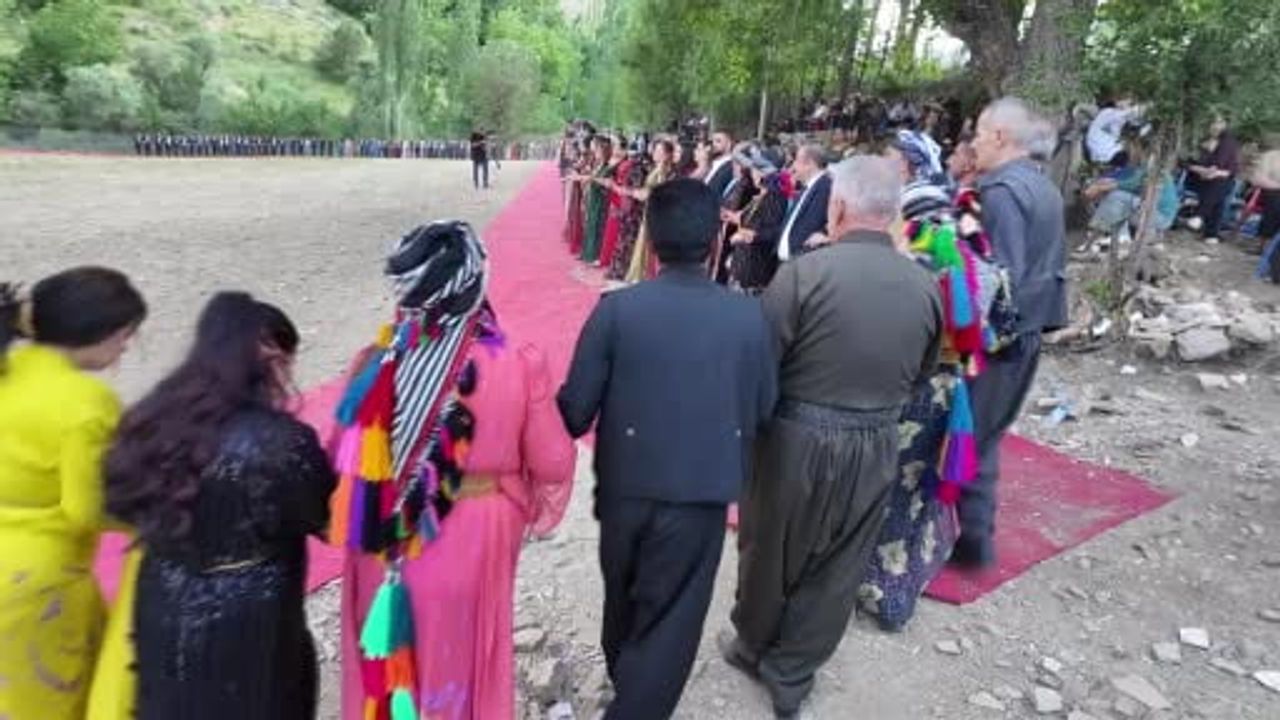 Şırnak'ta yüz yıllık gelenek: başlara takılan puşiler düğünlere renk katıyor