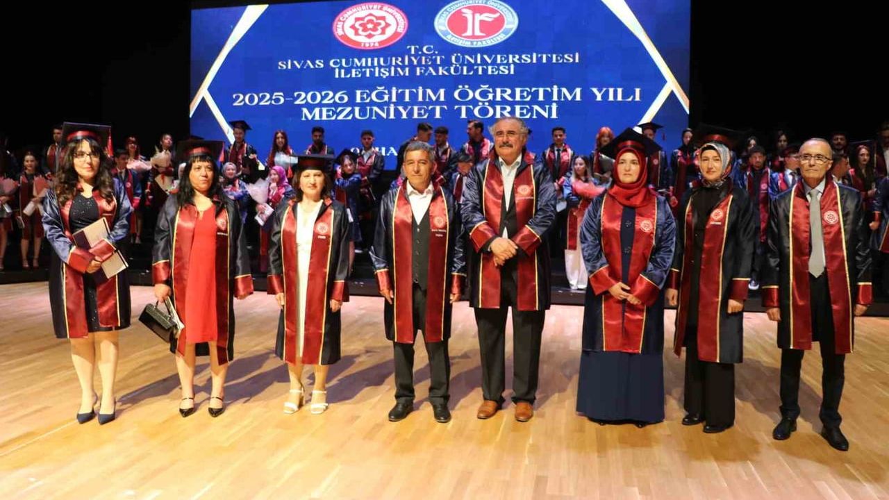 Sivas Cumhuriyet Üniversitesi'nde 52 ve 53 yaşındaki iki öğrenci mezun oldu