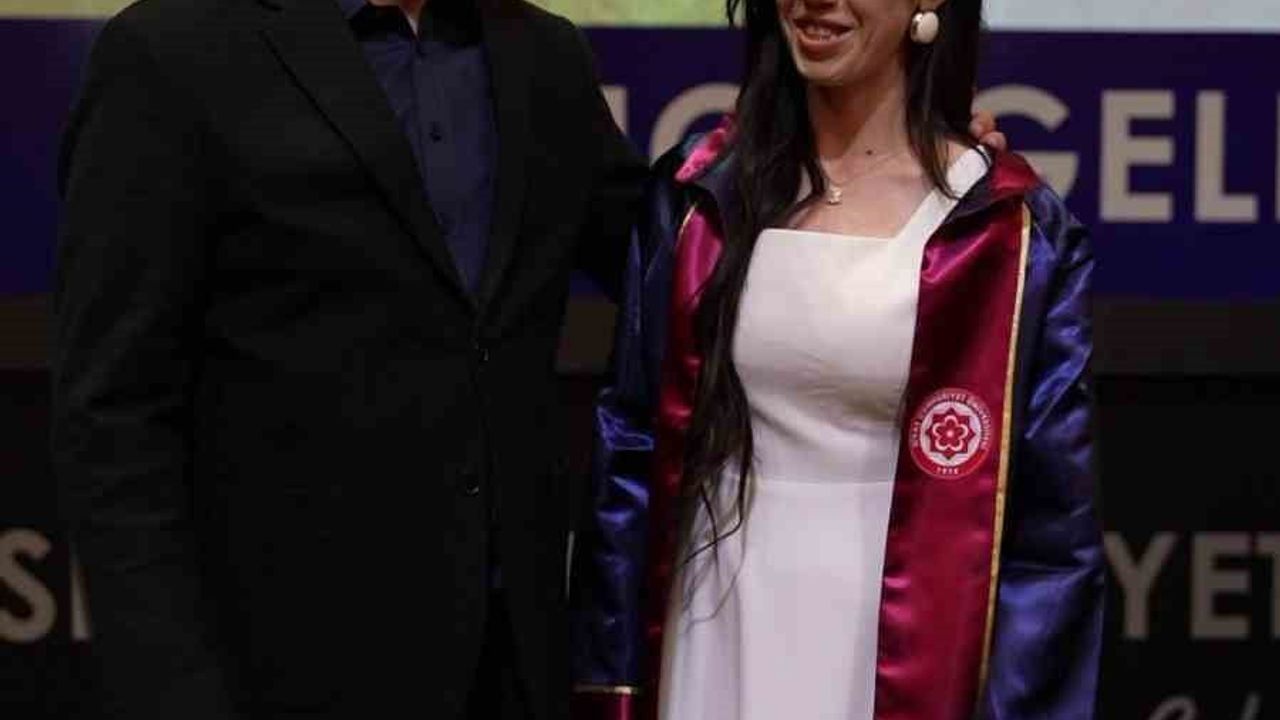 Sivas Cumhuriyet Üniversitesi Türk Müziği Konservatuvarı ilk mezunlarını verdi: başkandan iş teklifi