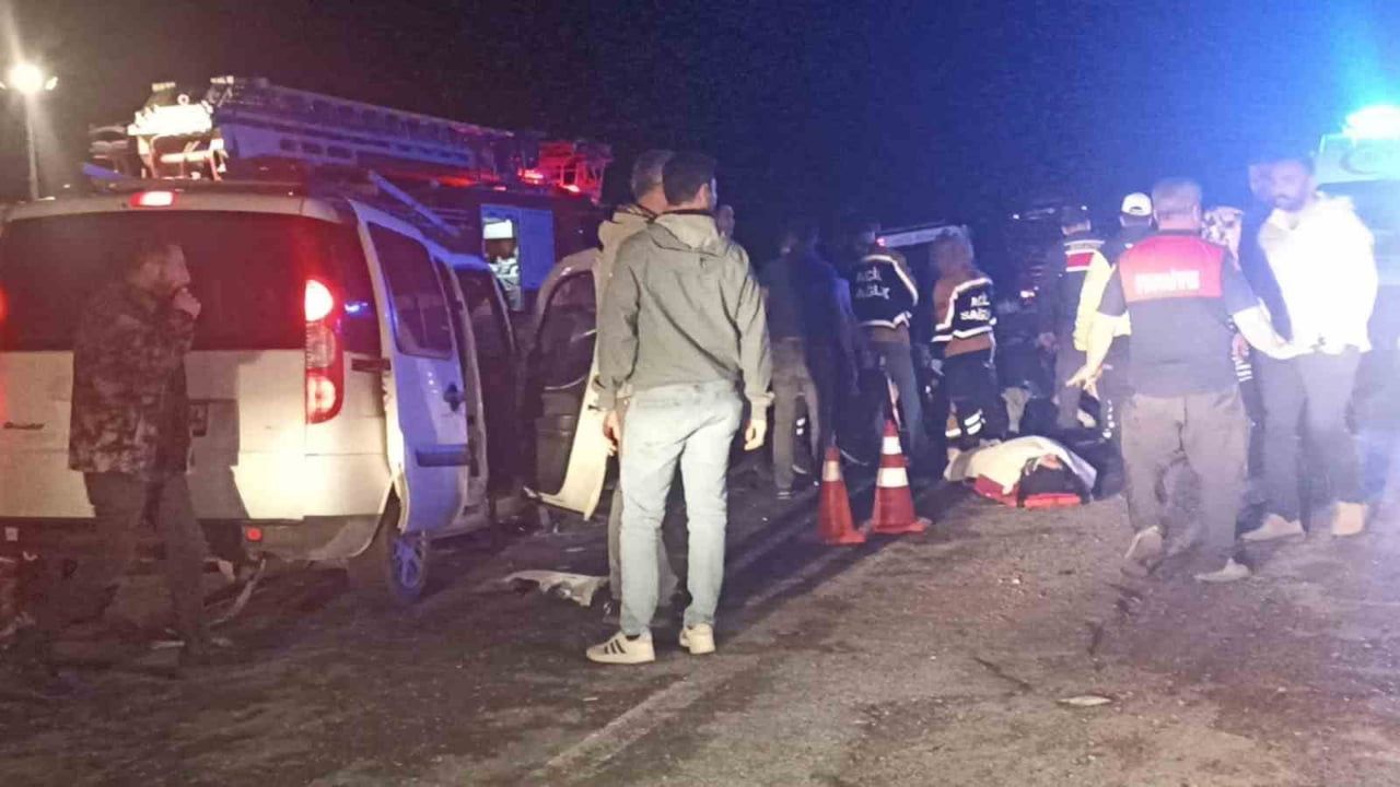 Sivas'ın Gürün ilçesi Konakpınar'da iki araç kafa kafaya çarpıştı: 8 yaralı, 4'ü ağır