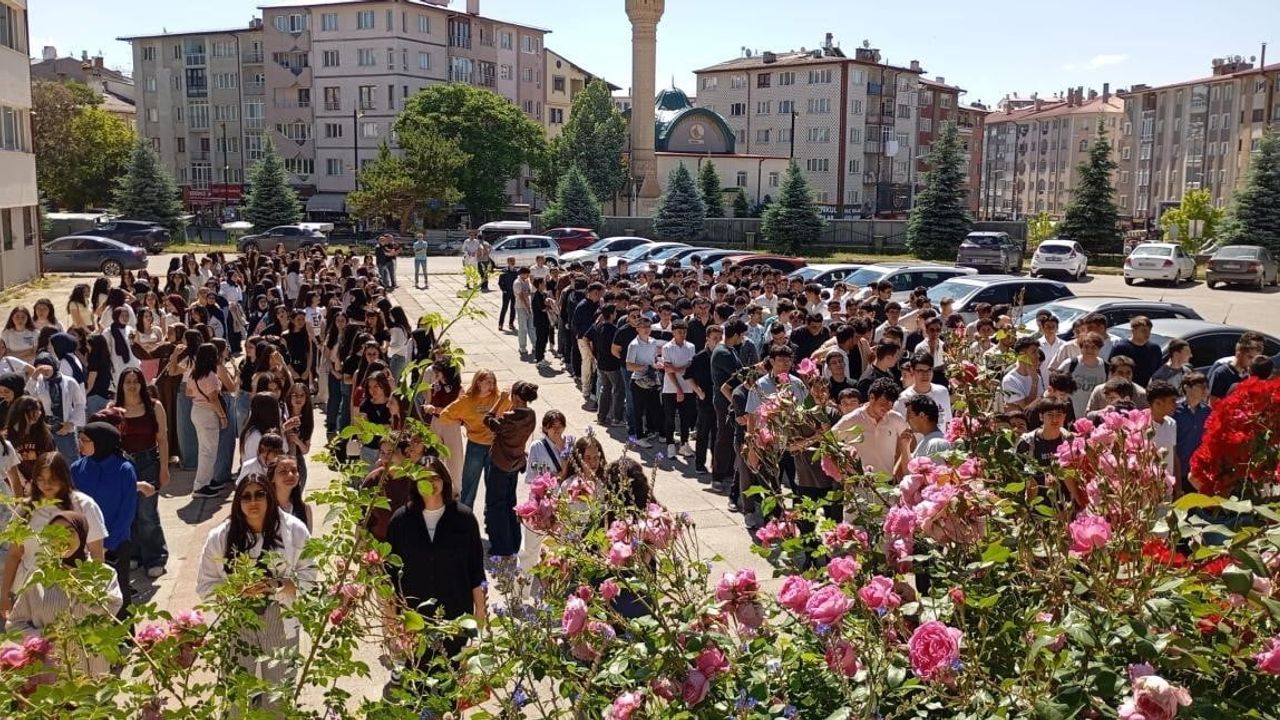 Sivas Lisesi'nde yarım asırlık mezunlar yeni öğrencilerle buluştu