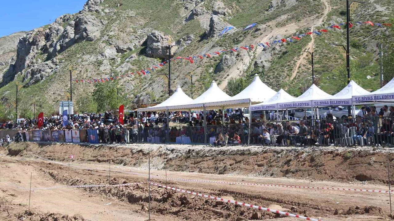 Sivas Off Road Oyunları'nda 95 aracın katıldığı yarışta bir araç takla attı
