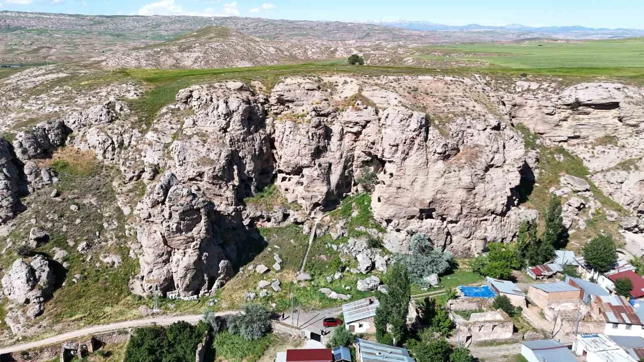 Sivas'ta 3 bin yıllık mağara apartman turizme kazandırılmayı bekliyor