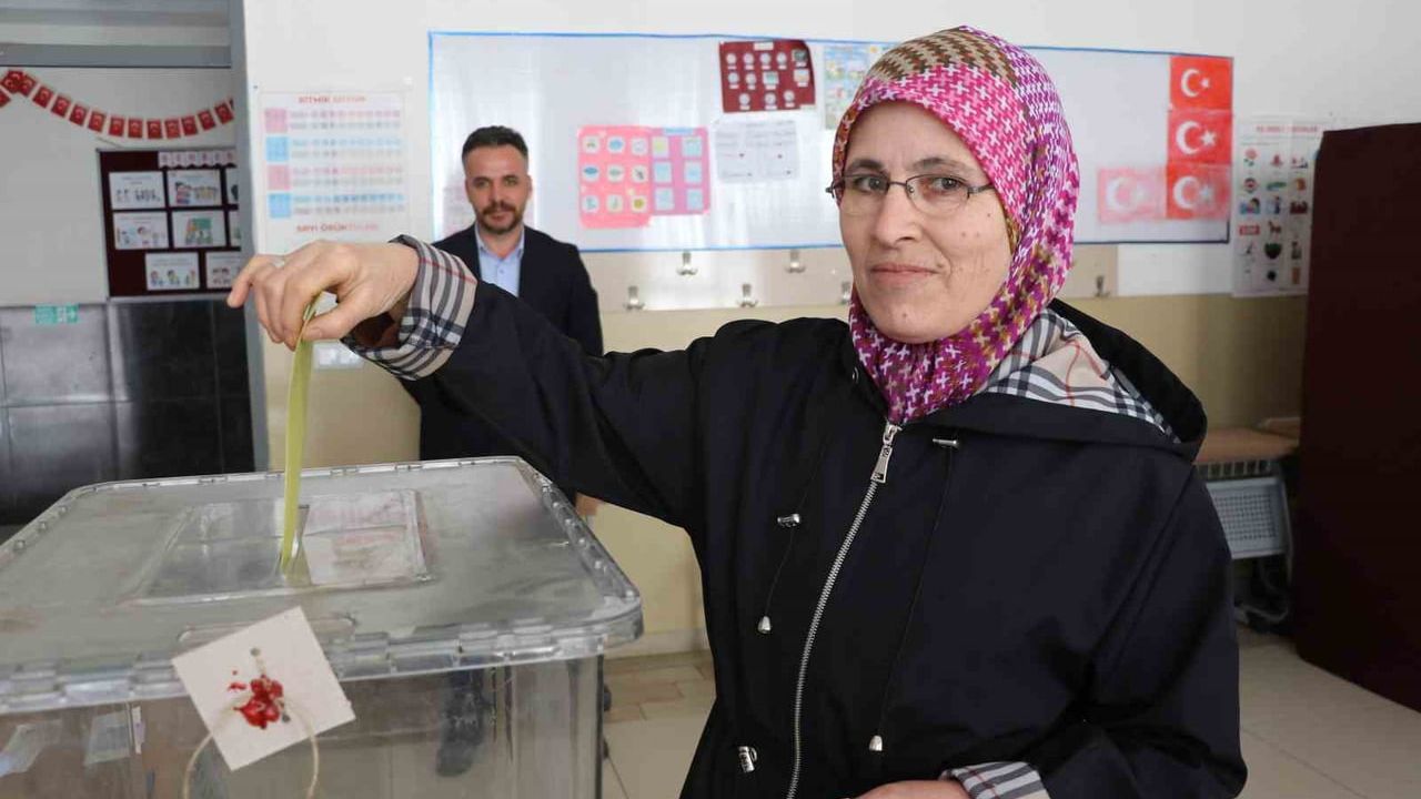Sivas'ta Aydoğan Mahallesi'nde ara muhtar seçimi: Yusuf Baloğlu'nun yerine 7 aday yarıştı
