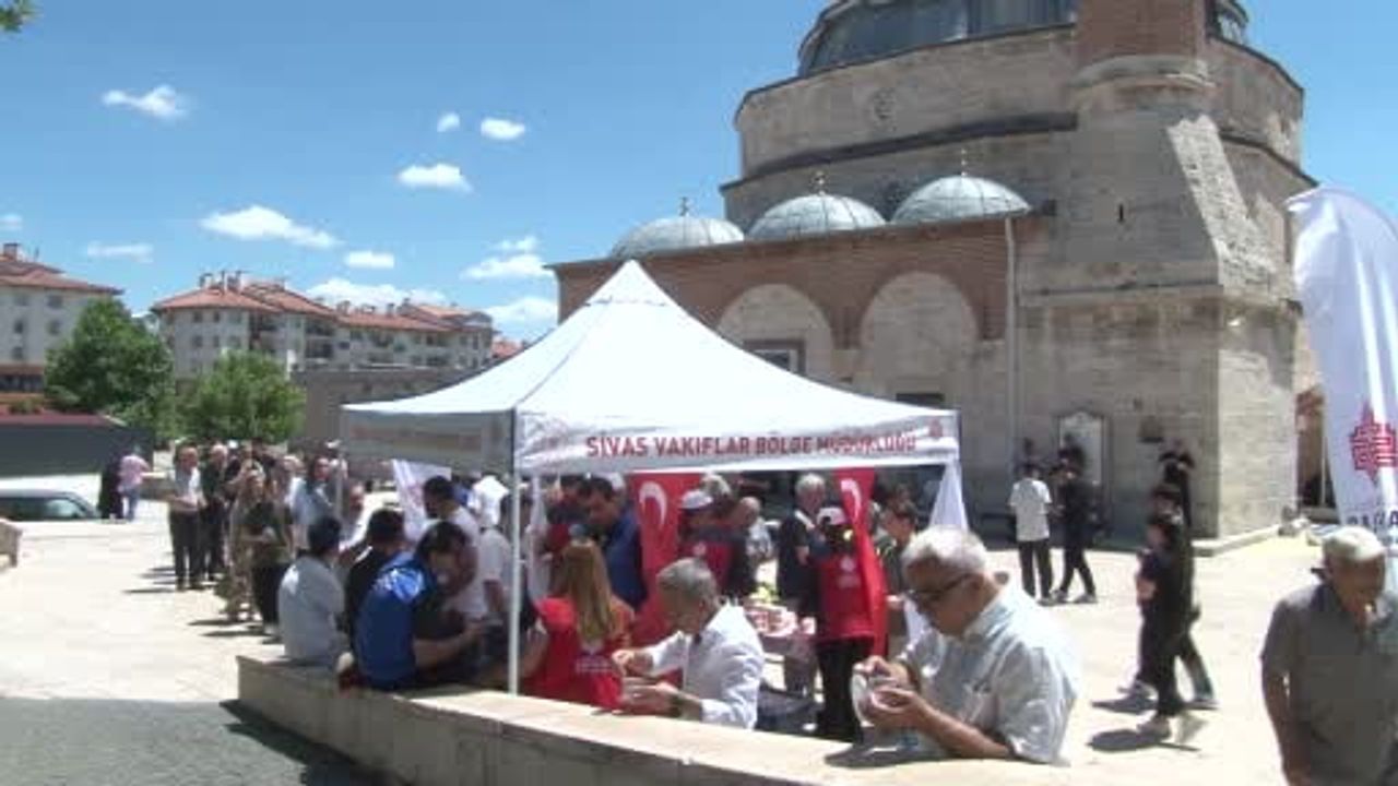 Sivas’ta birlik ve bereketin simgesi aşure dağıtımı