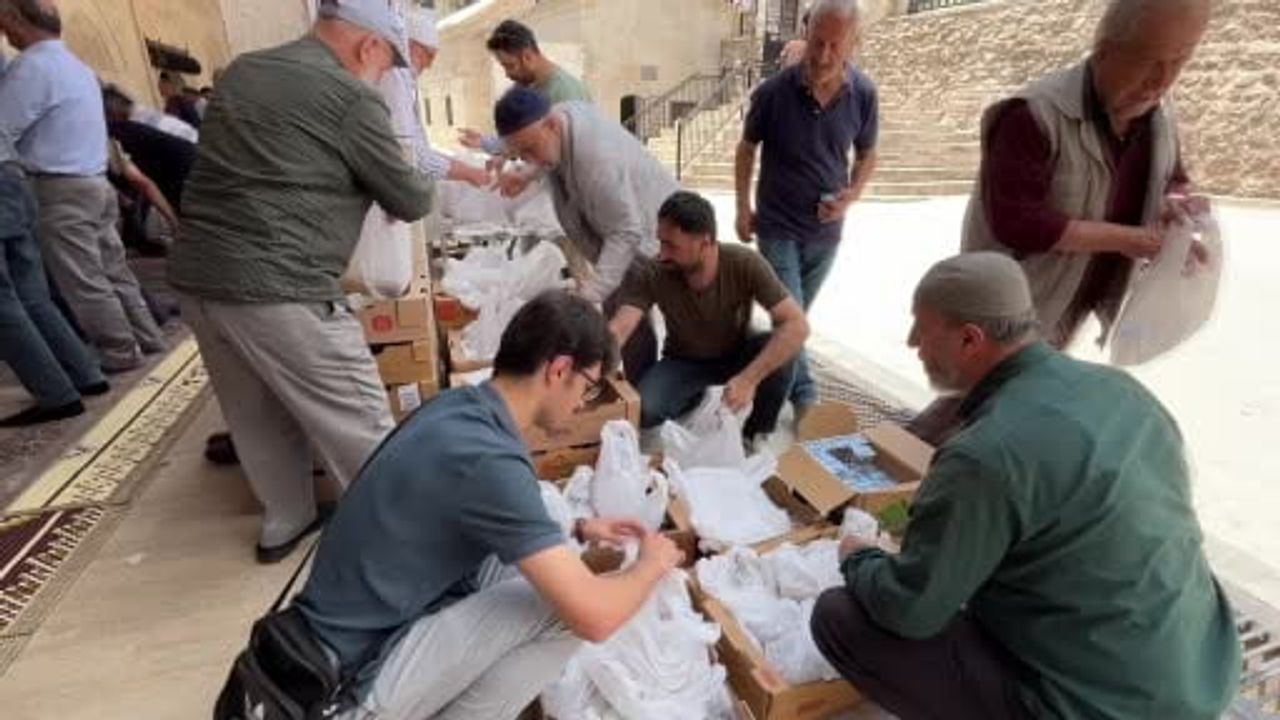 Sivas'ta cami cemaatine aşure ikramı