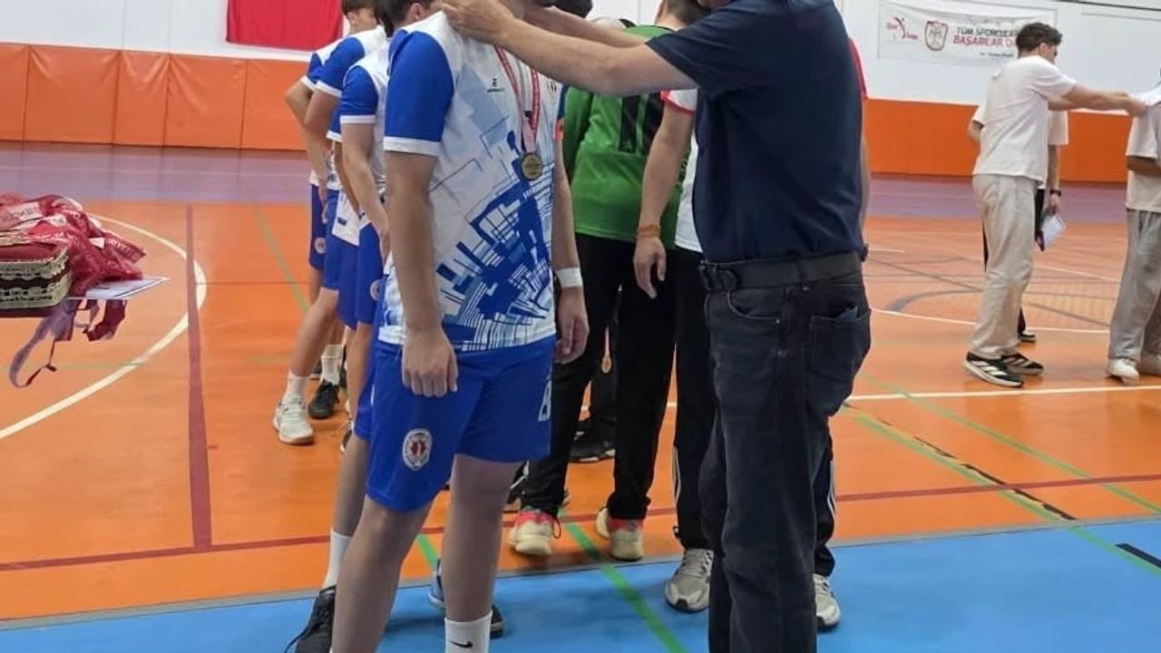 Sivas'ta gençler B futsal il birinciliğinde Sivas Borsa İstanbul Anadolu Lisesi şampiyon