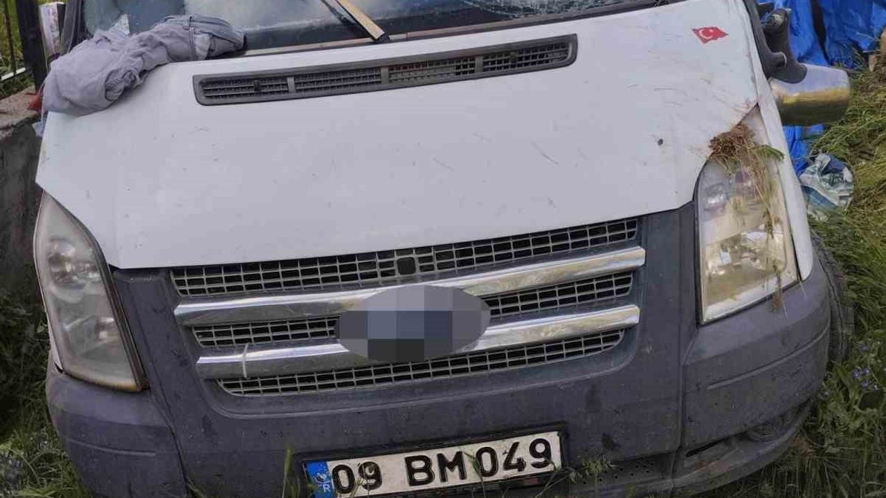 Sivas'ta kamyonet duvara çarptı: 4 yaralı