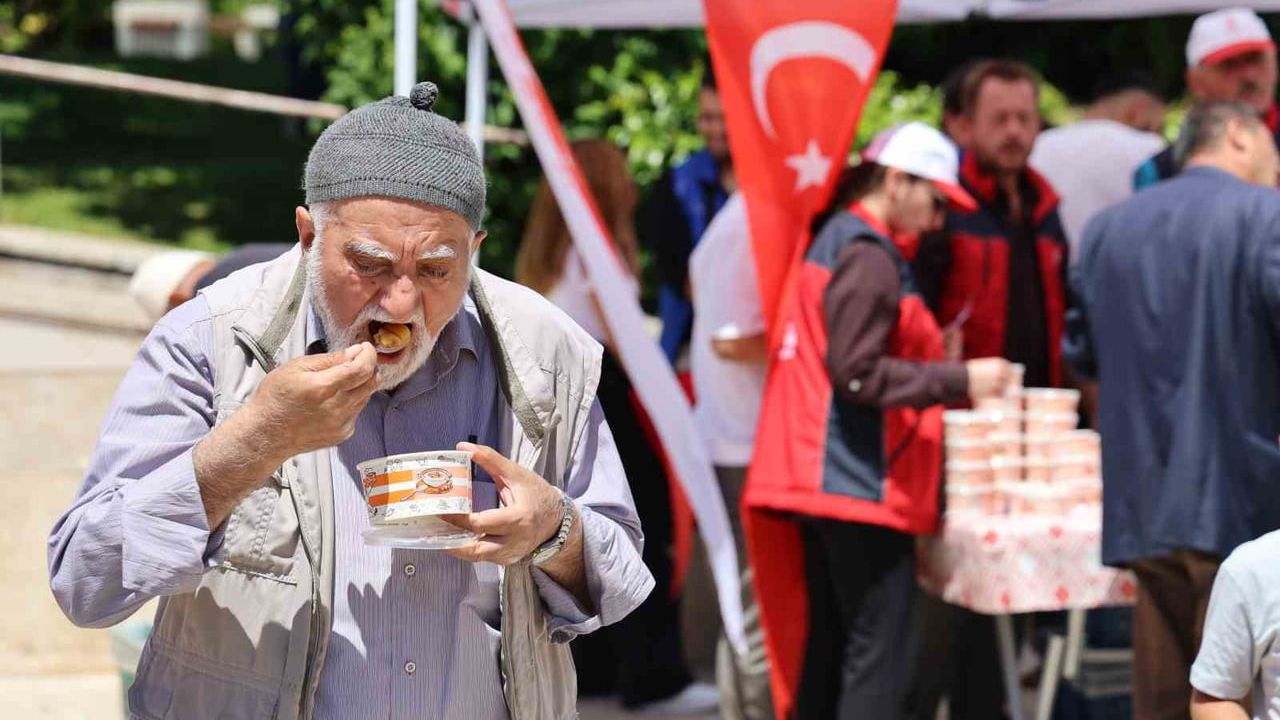 Sivas'ta kent merkezinde ve ilçelerde aşure dağıtımı yapıldı