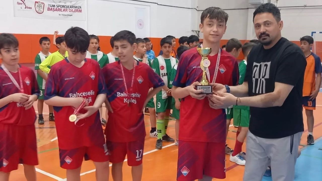 Sivas'ta Küçük Erkekler Futsal Müsabakaları Sona Erdi: Dereceye Girenlere Ödüller Verildi