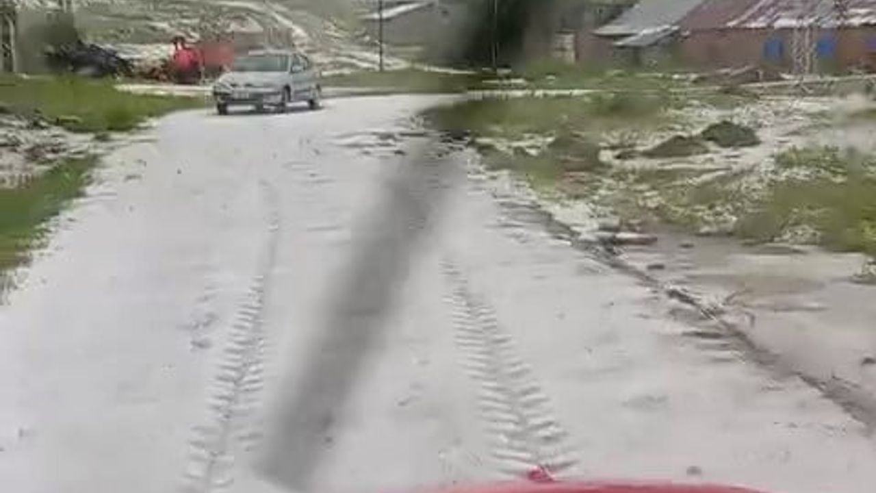 Sivas’ta kuvvetli dolu yağışı sele yol açtı