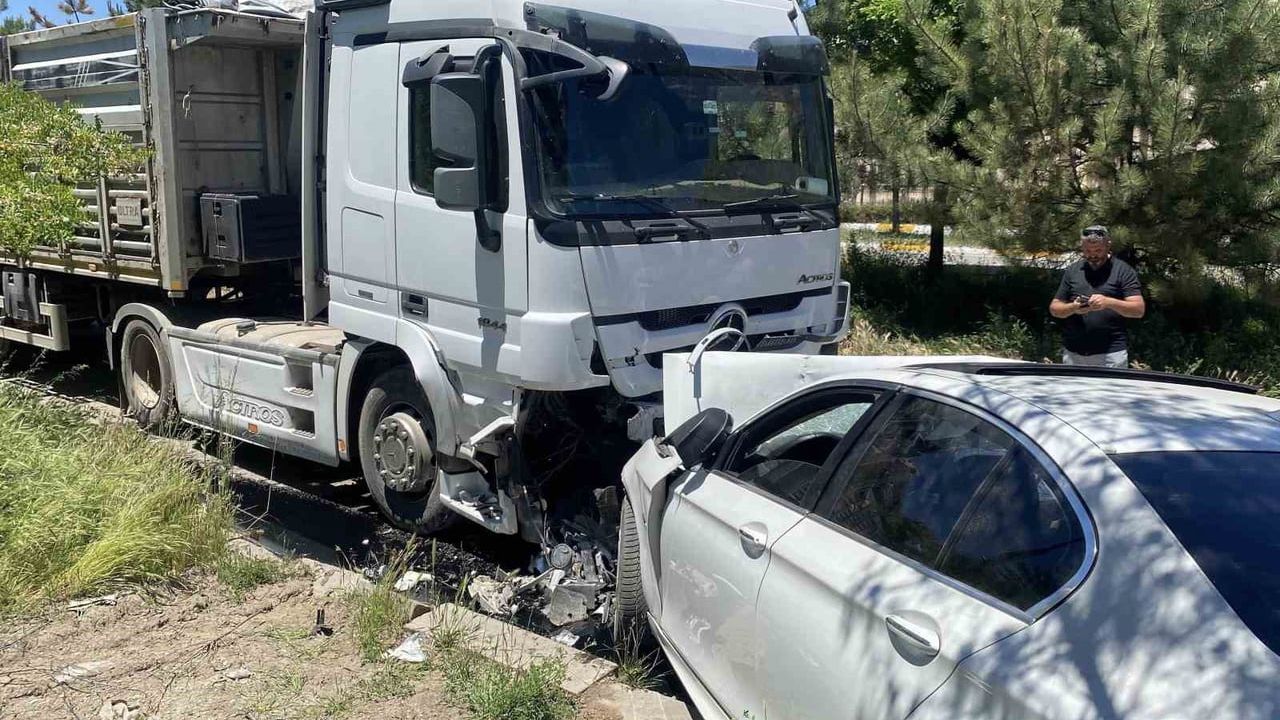 Sivas'ta lüks otomobil hurdaya döndü, sürücü ağır yaralandı