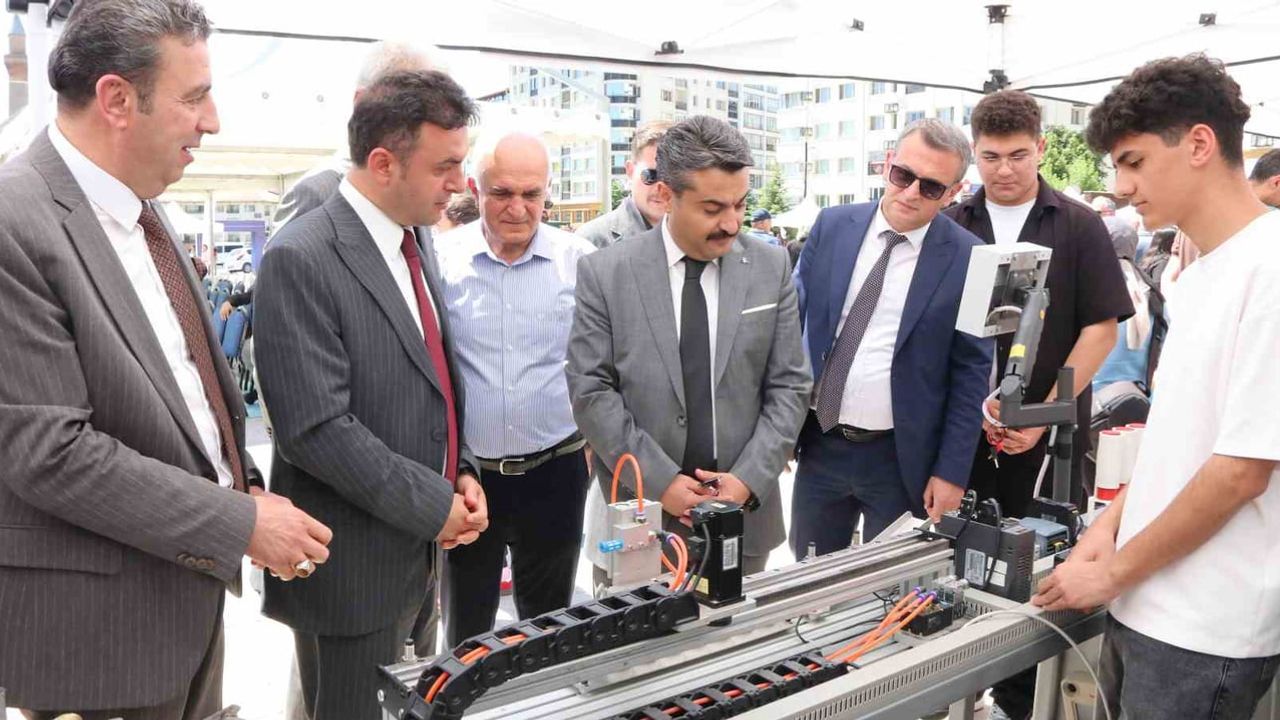 Sivas'ta mesleki ve teknik eğitim okulları tanıtım şenliği düzenlendi