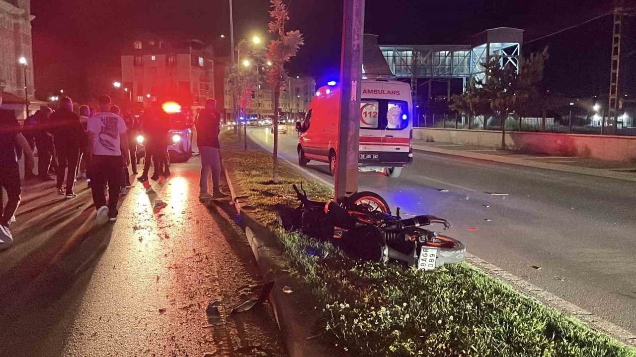 Sivas'ta motosikletin refüjdeki ağaca ve aydınlatma direğine çarpması sonucu 2 kişi ağır yaralandı