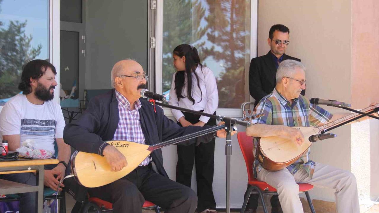 Sivas'ta öğrenciler okula güle oynaya veda etti